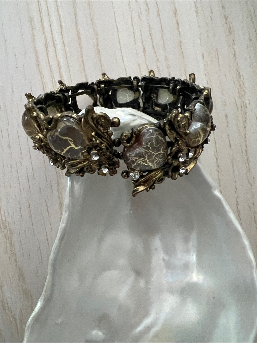 Vintage-Inspired Gold Heart Stretch Bracelet with Brown Marbled Accents